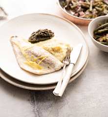 Orata con tapenade, purè di patate e sedano rapa e fagiolini in insalata