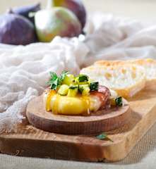 Tomino con coulis di fichi
