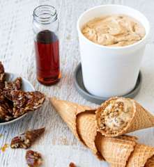 Înghețată cu sirop de arțar și nuci pecan