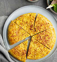 Tortilla de patata al vapor con cebolla dorada