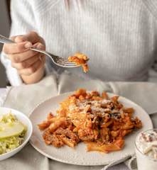 Insalata di scarola, pasta al ragù e crema al cioccolato