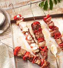 Brochetas de solomillo de ternera con salsa de queso