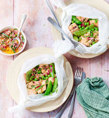 Saumon et légumes en papillote, sauce aux oignons rouges