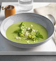 Erbsen-Brokkolisuppe mit Feta und Minze