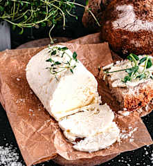 Domácí máslo se zakysanou smetanou