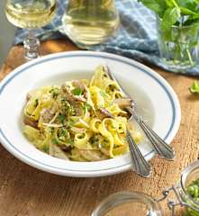 Tagliatelle mit Schwammerlragout und Salbeipesto