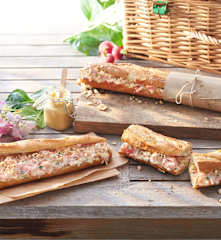 Bocadillo de coleslaw con salmón ahumado