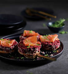Cheesecake alle barbabietole con salmone affumicato