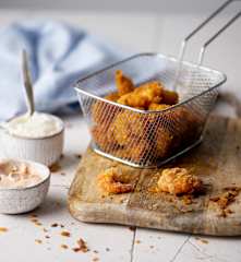 Crevettes en popcorn, aïoli végan et sauce cocktail