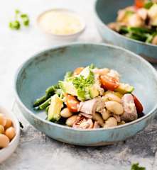 Ensalada de judiones, aguacate y atún