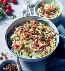 Eisbergsalat mit Croûtons und Joghurtdressing