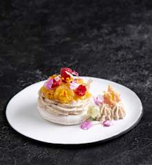 Wegańskie bezy z kremem migdałowo-kokosowym i mango z kolendrą