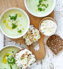 Soupe froide à l'avocat et citron, tartines de chèvre frais