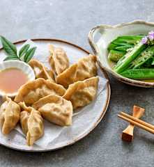 午餐（沙葱猪肉蒸饺、凉拌秋葵）