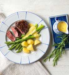 Rinderfilets mit Spargel, heurigen Erdäpfeln und Sauce Béarnaise