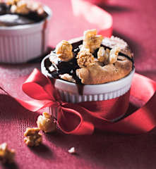Soufflés au pop-corn et sauce chocolat