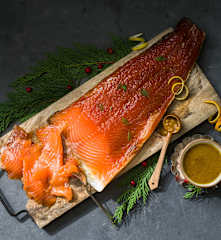 Salmón marinado al jengibre con salsa de cítricos y wasabi