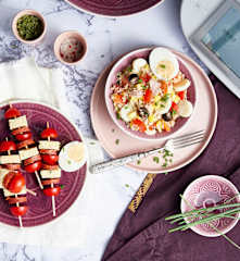 Salade composée et banderilles de tortilla