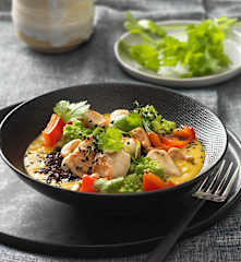 Curry Bowl mit schwarzem Reis und Hühnerfilet