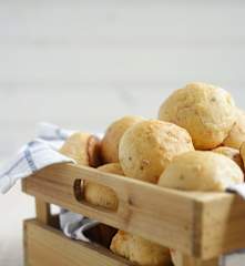 Pan de aceitunas, morrones y albahaca