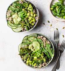 Poke bol vegano con tahini de aguacate