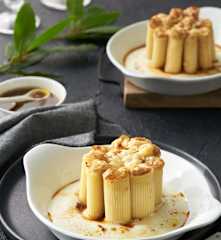 Rigatonis rellenos de pollo de corral