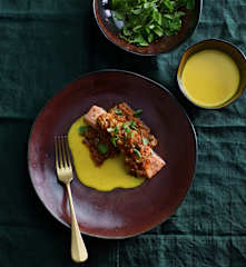 Salmão com tomate e molho amarelo