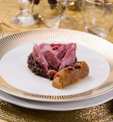 Confit de pato con cebolla caramelizada y canelón de foie al vacío