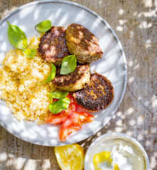 Boulettes d'aubergine et boulgour, sauce yaourt aux herbes