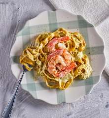 Fettuccine integrali con macco di fave fresche e gamberi