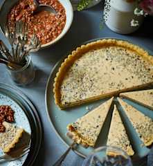 Parmesan-Tarte mit roher Tomatensauce