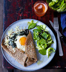 Galettes de sarrasin aux épinards, œufs et gruyère