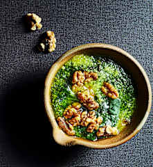 Walnut and spinach pesto