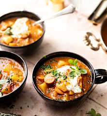 Goulasch de pommes de terre deux façons - végan et à la viande