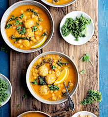 Sopa de albóndigas y garbanzos