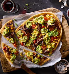 Flammkuchen mit Guacamole und Steakstreifen