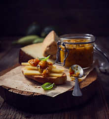 Zucchini-Curry-Chutney mit Aprikosen
