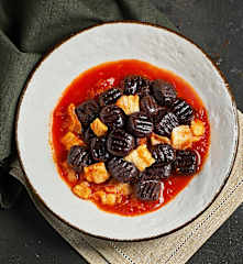 Gnocchi di riso venere con ragù di mormora
