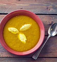 Minestra di piselli spezzati a Cottura Lenta con quenelle di caprino