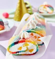 Regenbogen-Biskuitrolle mit Pfirsich-Quark-Füllung