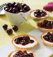 Tartaletas con panna cotta y cerezas