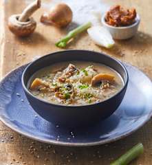 Noodles de tapioca en caldo de ajo rostizado