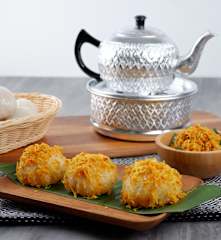 Pulut Pagi (Glutinous Rice Balls with Savoury Coconut Topping)