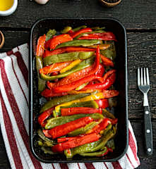 Pimientos confitados con ajos dorados