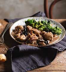 Pavo al jengibre con setas, espinacas y brócoli