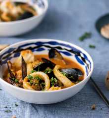 Sopa de pescado con pan sin gluten
