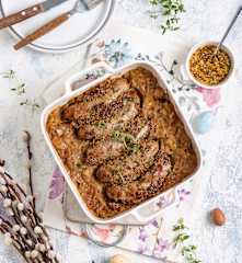 Biała kiełbasa pieczona w sosie piwno-cebulowym