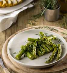 Contorno di asparagi alle erbe aromatiche sottovuoto