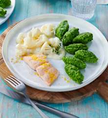 Lachs mit Spinat-Nocken und Zitronensauce