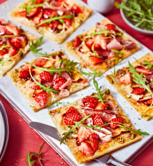Flammkuchen mit Erdbeeren und Ziegenkäse